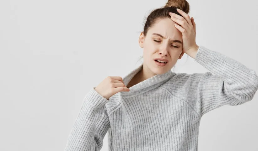 девушка с астенией держится за голову